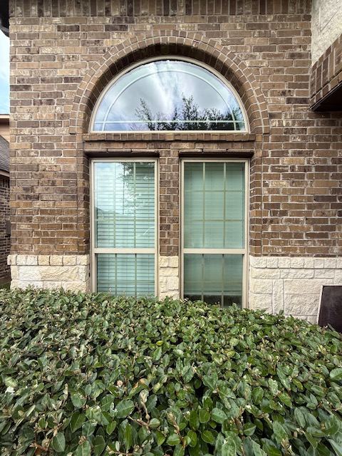 Arched window cleaning in Richmond TX
