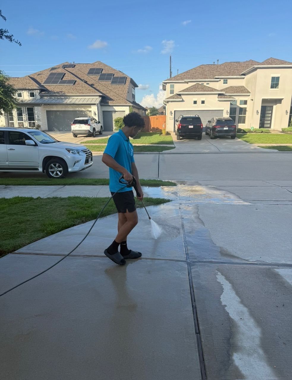 Power washing driveway in Richmond TX