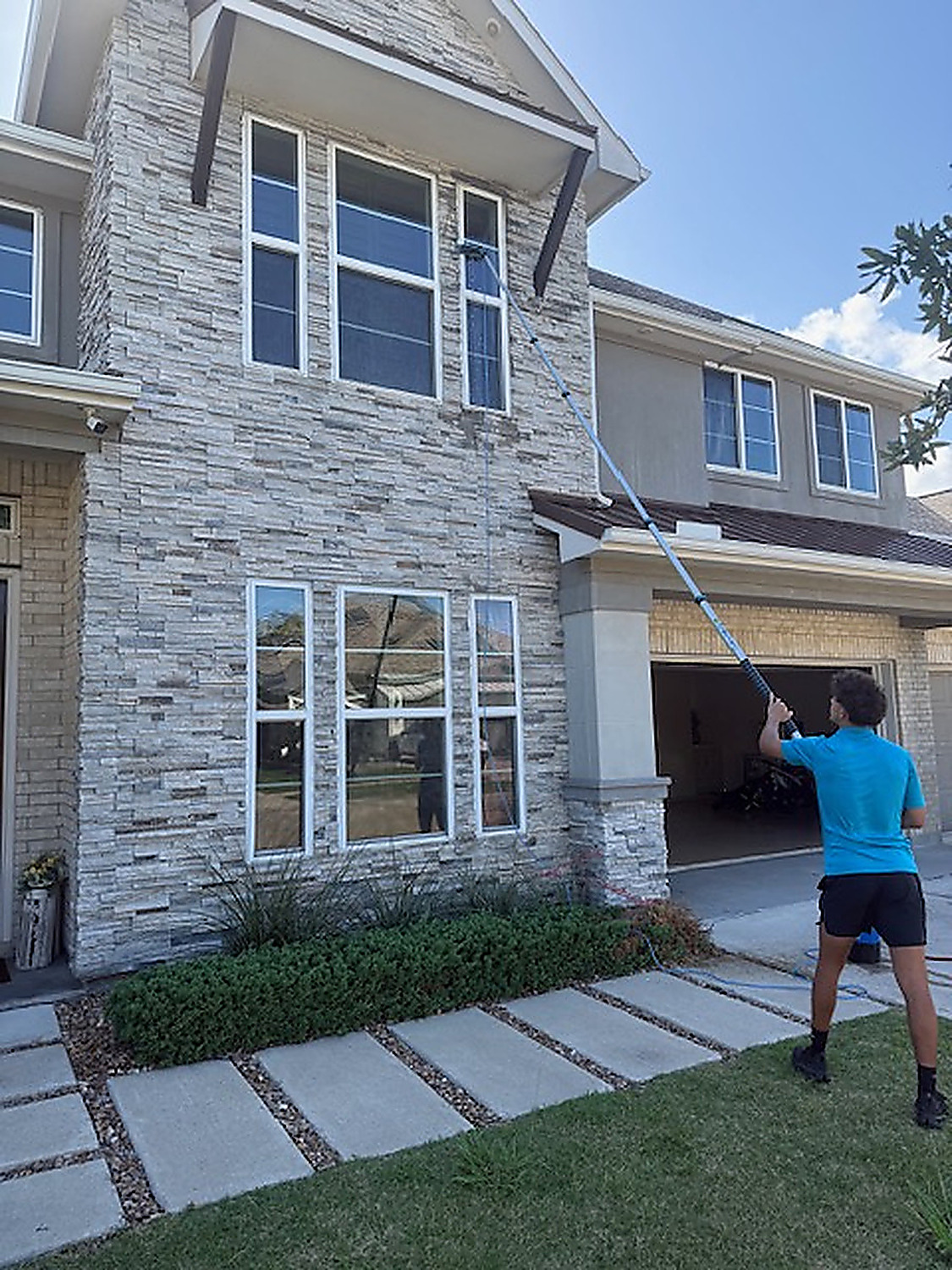 Two-story window cleaning with water-fed pole